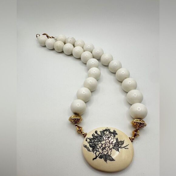 17" Ceramic beaded and Scrimshaw-style pendant vintage necklace! - Picture 3 of 16